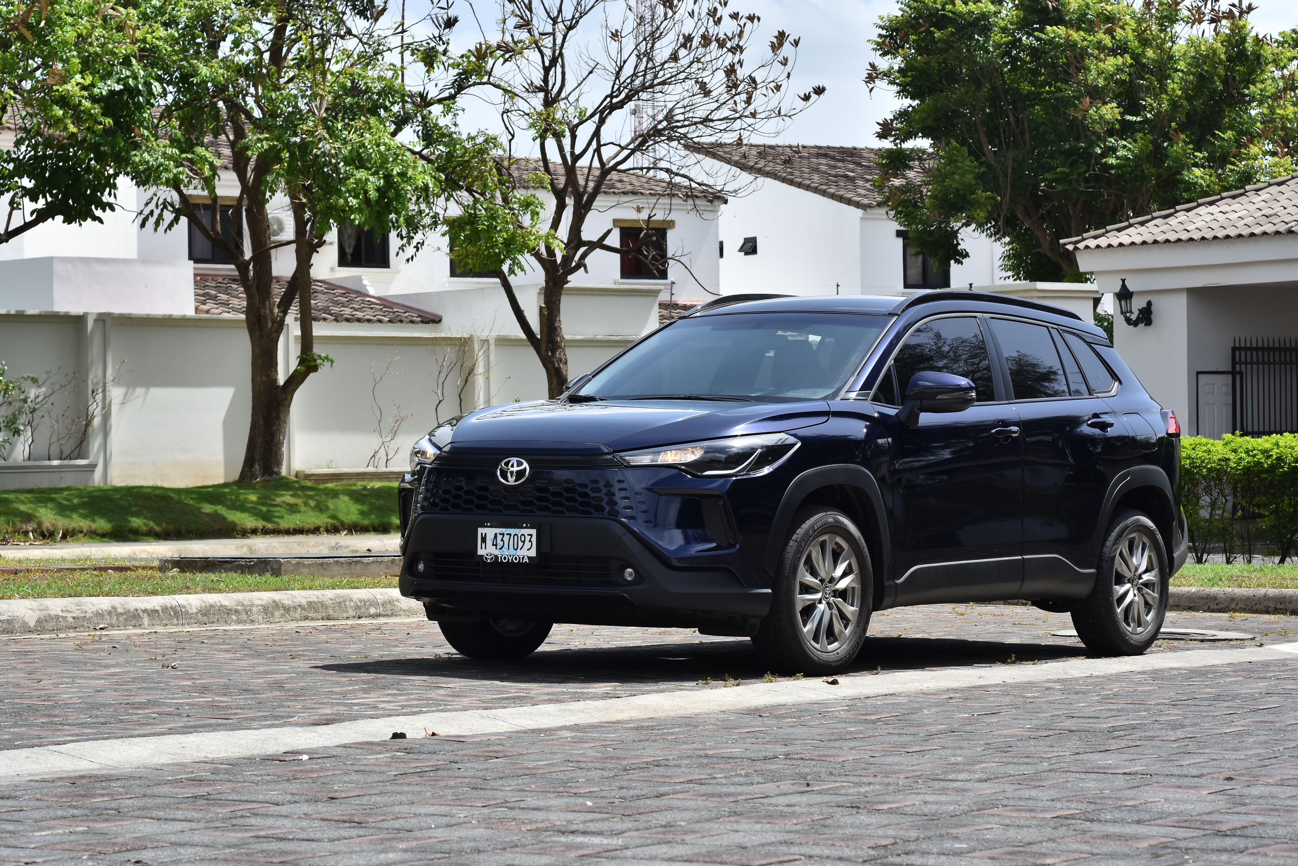 SUV moderna en carretera nicaragüense