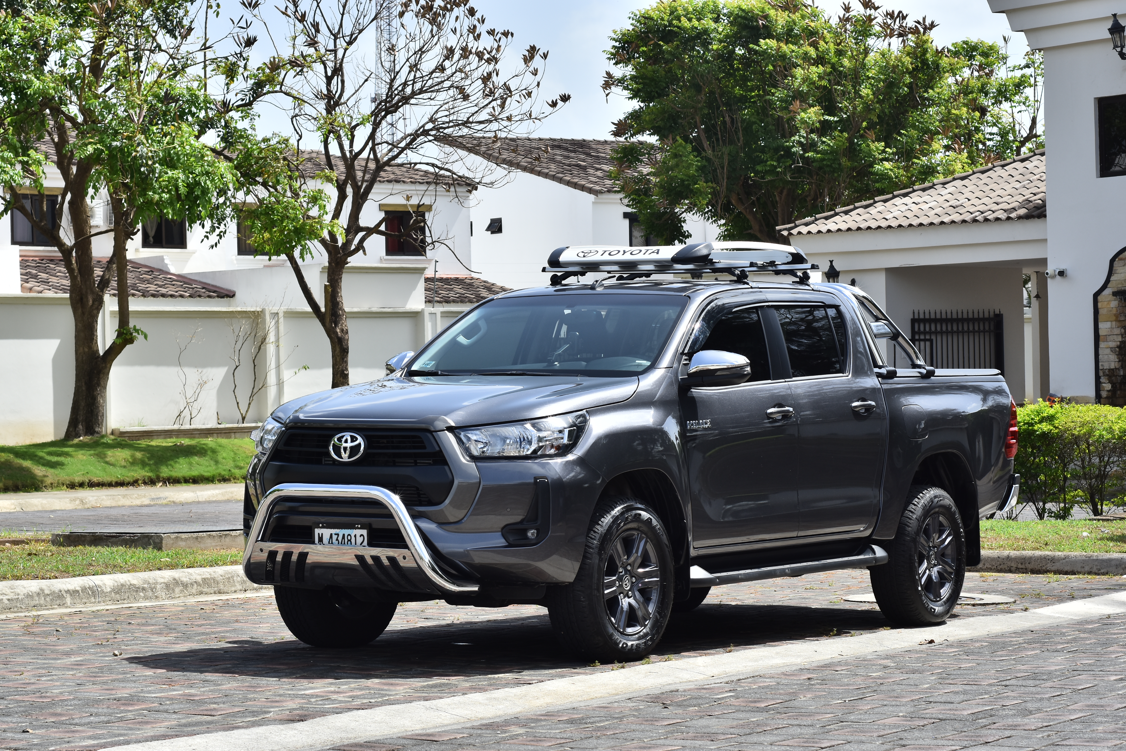 Camioneta pickup lista para trabajo y aventura